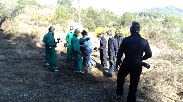 Jugando una partida de paintball